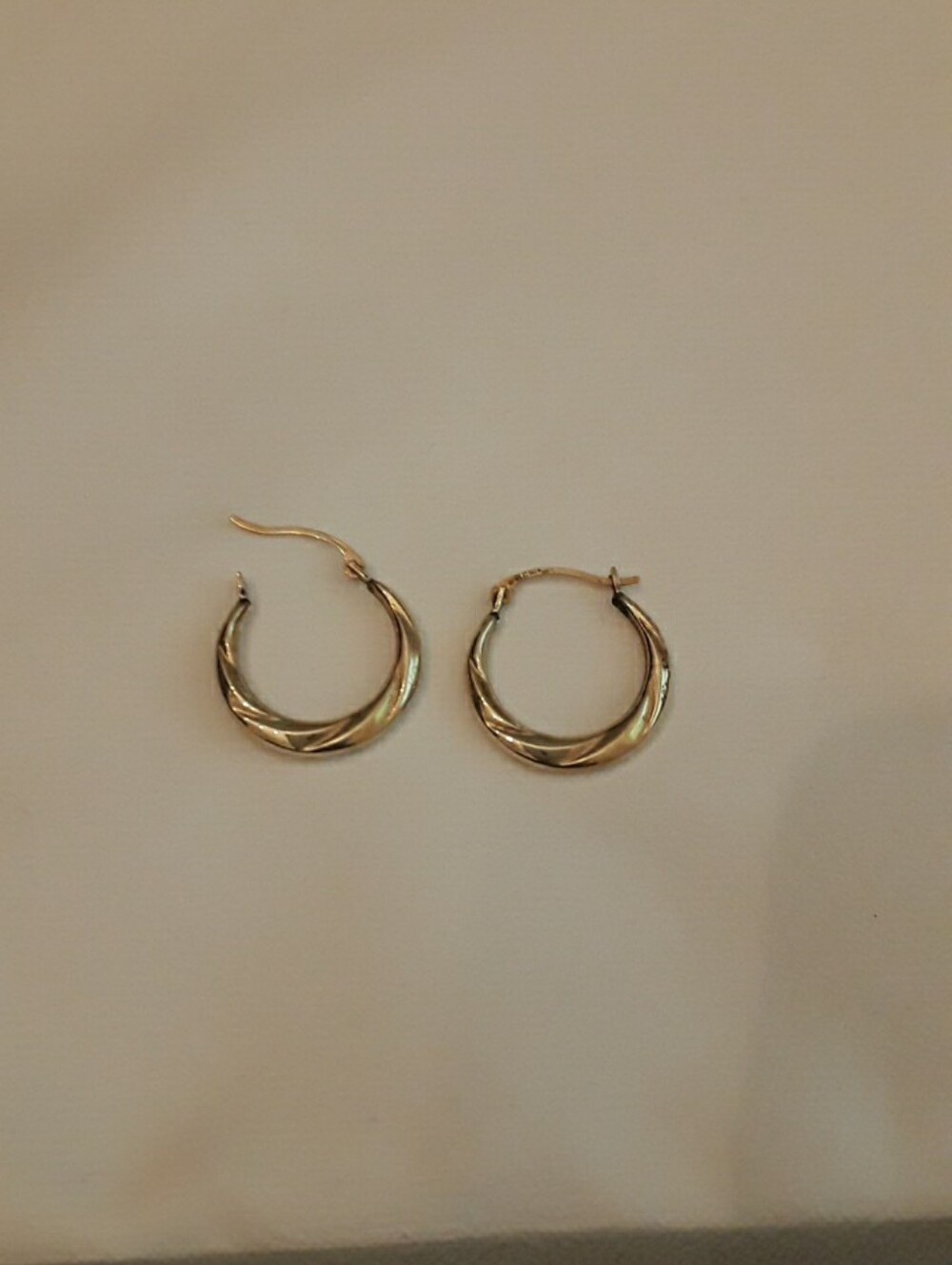 10k solid gold tapered swirl small hoop earrings